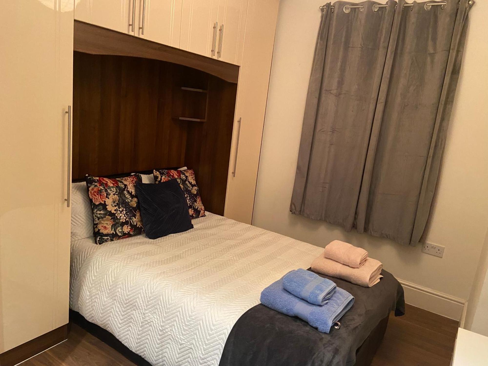 Notting Hill Next Door Bedroom In The Share Flat Londra Esterno foto